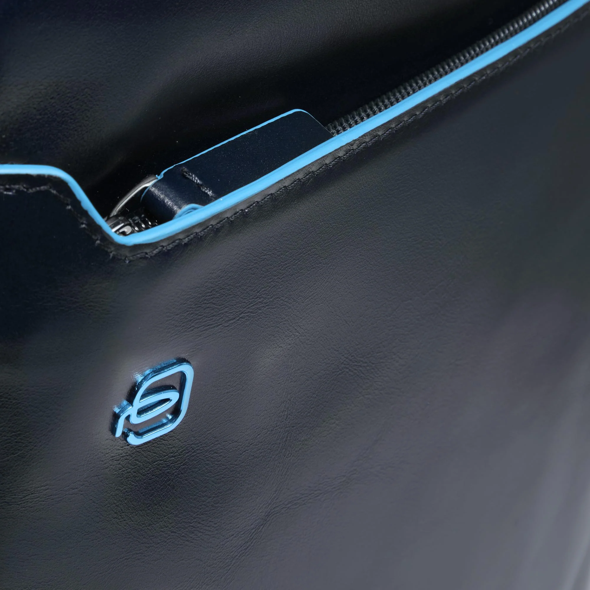 CA4762B2-BLU2_DETT5_c83d5078-807a-4010-adac-401ef337d3ed